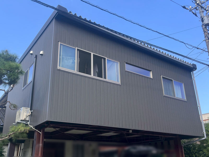 富山県富山市の一戸建ての外壁張り替え(カバー)（取替）の施工後｜加藤板金の施工事例