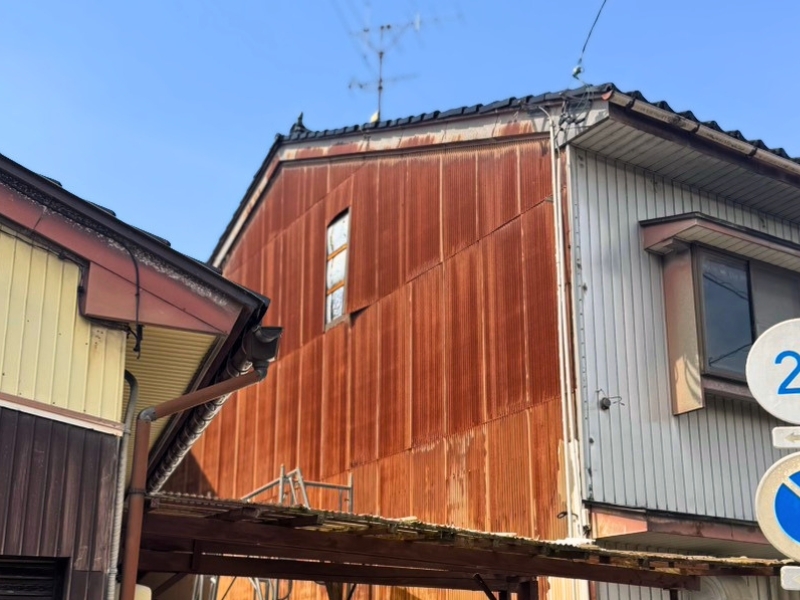 富山県高岡市の一戸建ての外壁修理（取替）の施工前｜唐島板金工業所の施工事例
