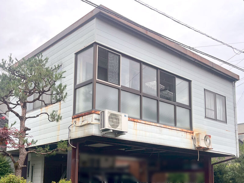 富山県富山市の一戸建ての外壁張り替え(カバー)（取替）の施工前｜加藤板金の施工事例