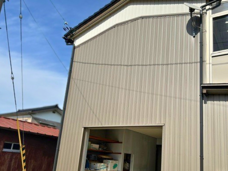 富山県中新川郡の一戸建ての外壁張り替え(カバー)（取替）の施工後｜株式会社須加瓦工事店の施工事例