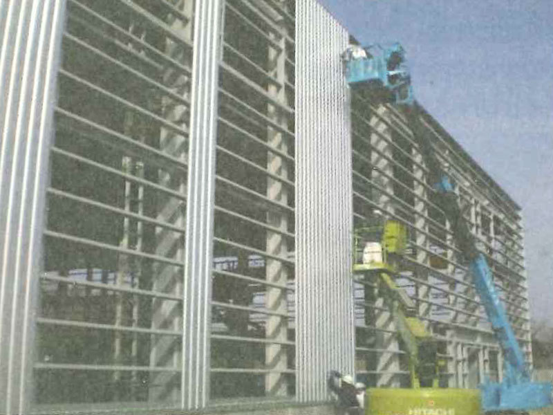 画像の引用：「鋼板製屋根・外壁の設計・施工・保全の手引き」P.180　写真2.8.1 鋼板製外壁と銅縁（縦張り工法）の例